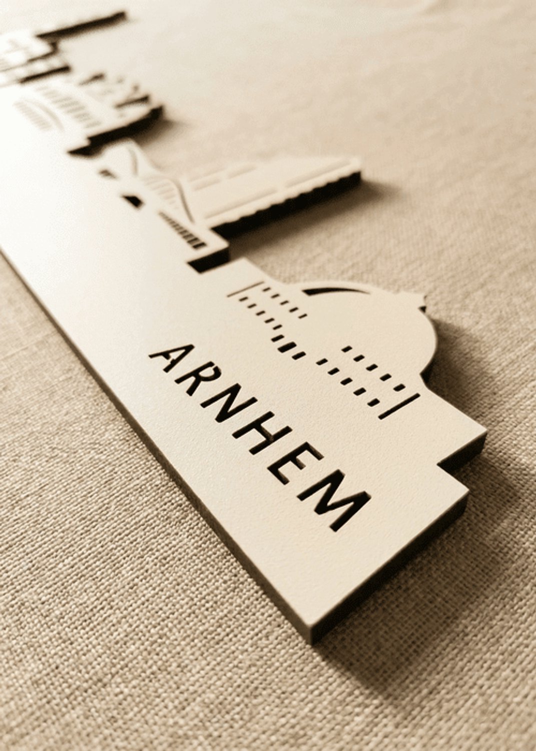 Houten Skyline Arnhem | Wanddecoratie voor aan de muur | Wit MDF | 70 x 12 cm