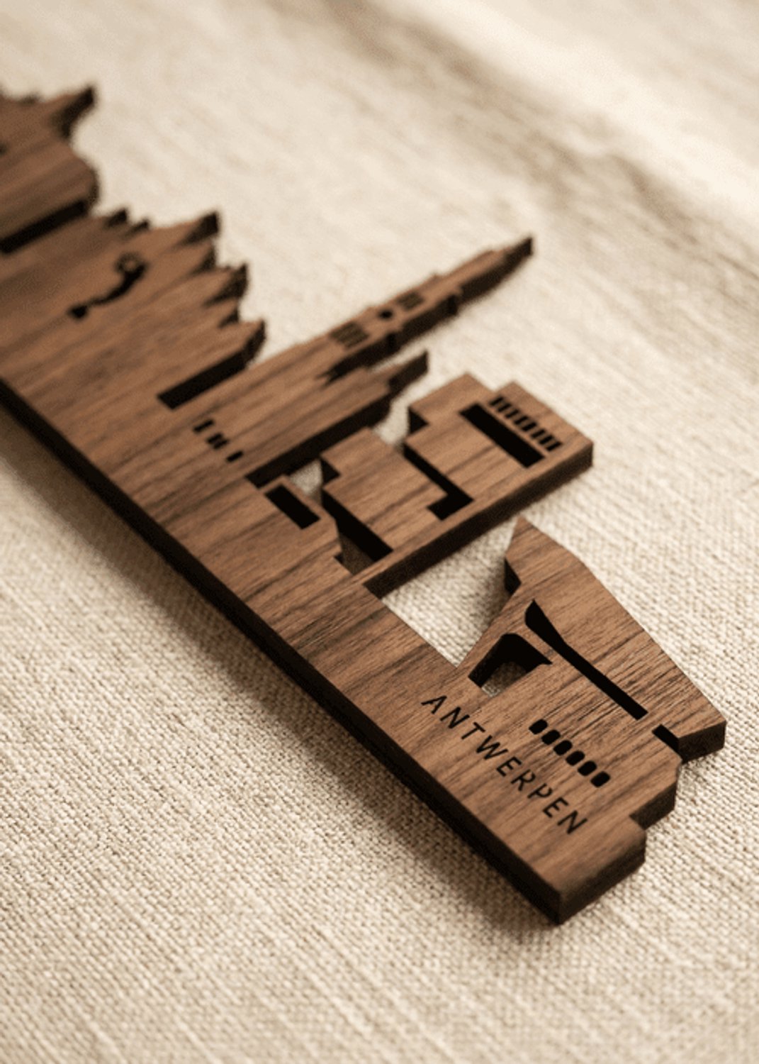 Houten Skyline Antwerpen | Wanddecoratie voor aan de muur | Noten | 100 x 20 cm
