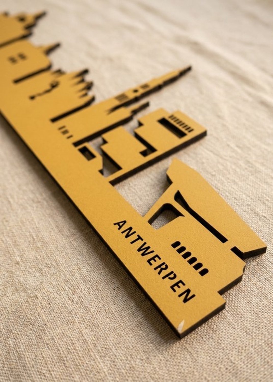 Houten Skyline Antwerpen | Wanddecoratie voor aan de muur | Geel MDF | 70 x 14 cm