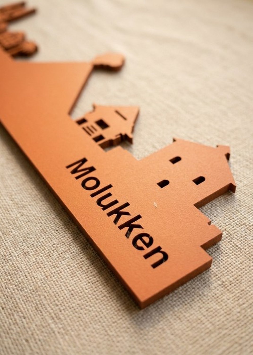 Houten Skyline Molukken | Wanddecoratie voor aan de muur | Oranje MDF | 70 x 10 cm