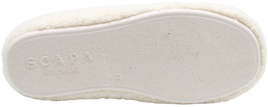 Onderkant van crèmekleurige Scapa pantoffel met reliëftekst Scapa Homewear en maat 37.