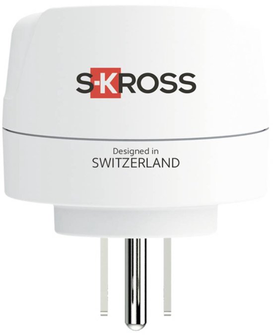 Witte S-Kross reisadapter van opzij gezien, met merklogo en tekst 'Designed in SWITZERLAND'.