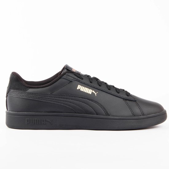 Zwarte PUMA Smash 3.0 L unisex sneaker met roségouden PUMA-logo op de zijkant en een platte zool.