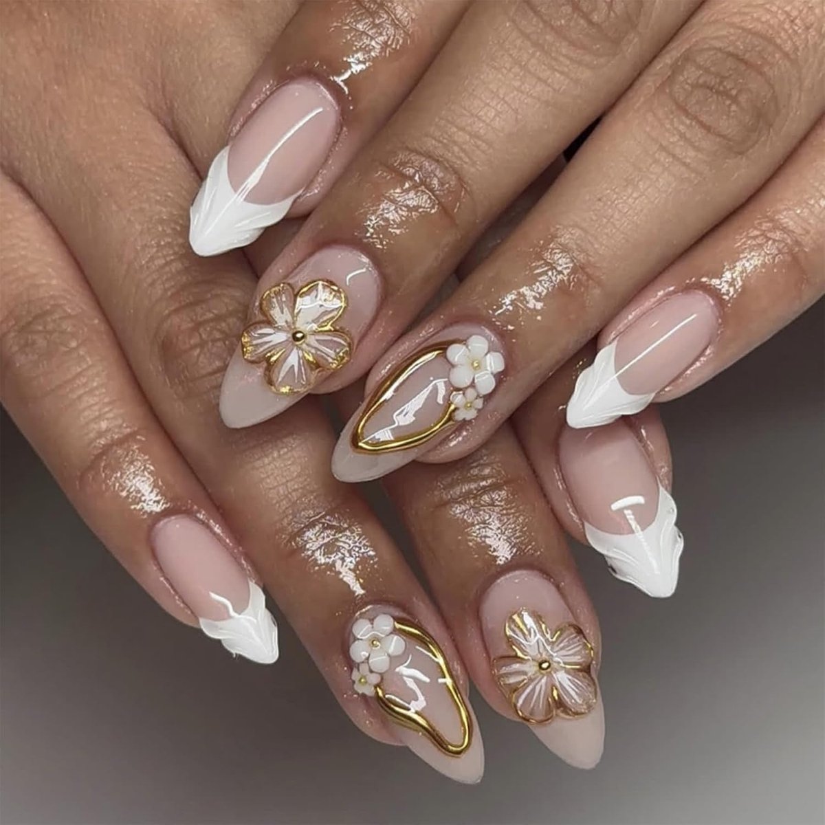 24 Press-On-Nagels, Korte Amandelvorm, 3D Bloem-Design in Wit, Aanplaknagels met Lijmpads en Vijl