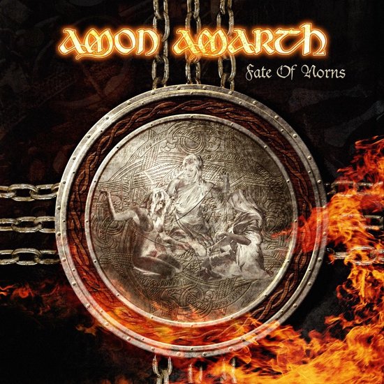 Amon Amarth 'Fate of Norns' albumcover met een medaillon met mythologische figuren, omringd door kettingen en vlammen.