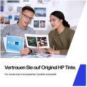 Twee personen bekijken prints met citroenflamencos en bladeren, met tekst "Vertrouwen Sie auf Original HP Tinte."