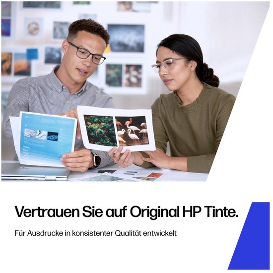 Twee personen bekijken prints met citroenflamencos en bladeren, met tekst "Vertrouwen Sie auf Original HP Tinte."