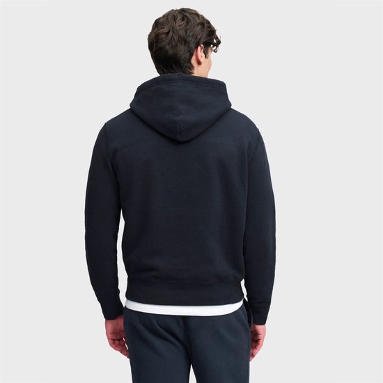 Achterkant van een man met donkerblauwe hoodie met capuchon. Het Superdry logo is niet zichtbaar.