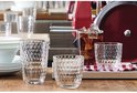 Trois verres à motif nid d'abeille, un avec boisson brune et glace, deux vides.