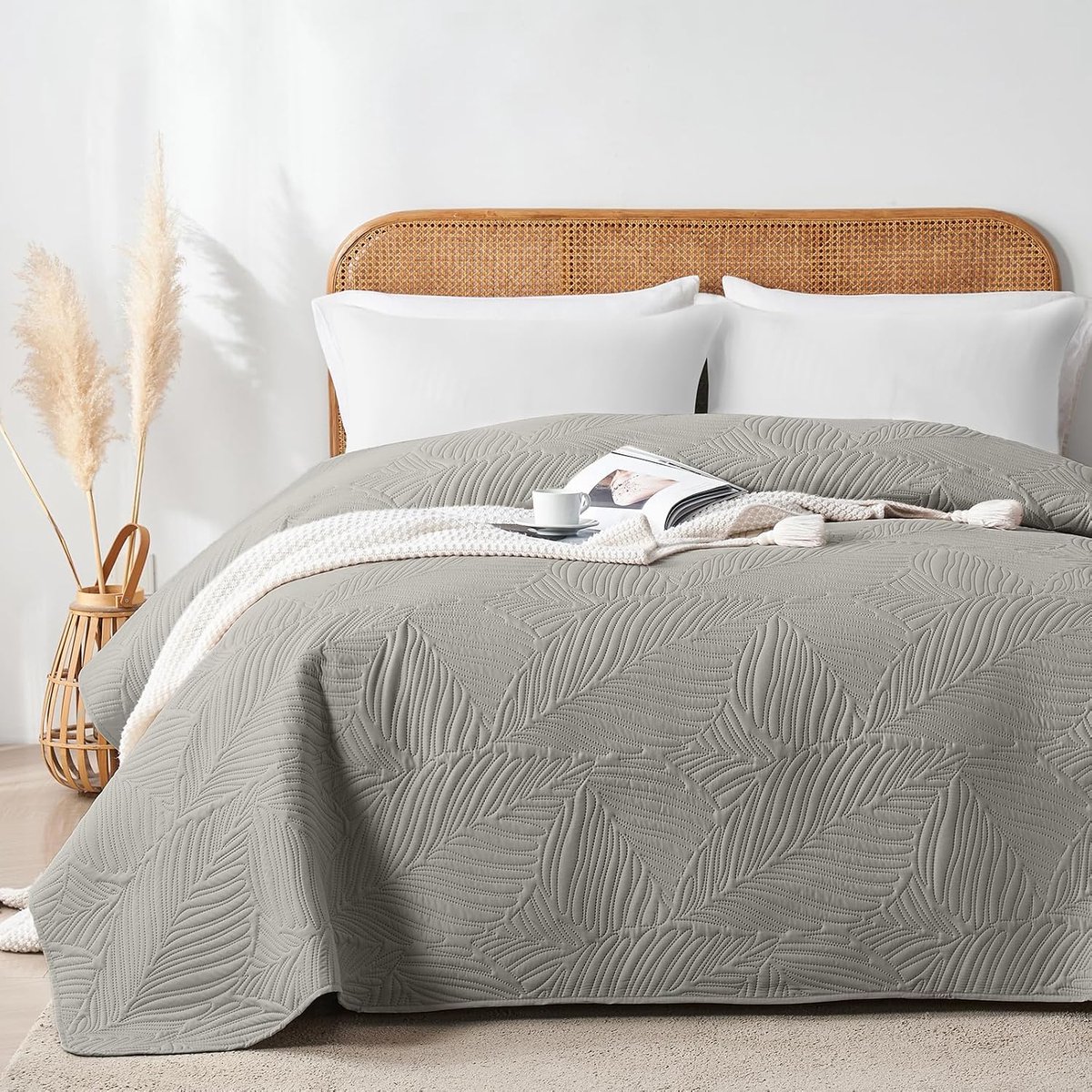 Sprei 220x240 cm,Ultrasone Sprei Grijs,Licht,Zacht en Makkelijk Schoon te Maken,Dubbelzijdig,Bedbedekking met Bladerenpatroon,Ideaal voor Alle Seizoenen,Voor Bed en Bank