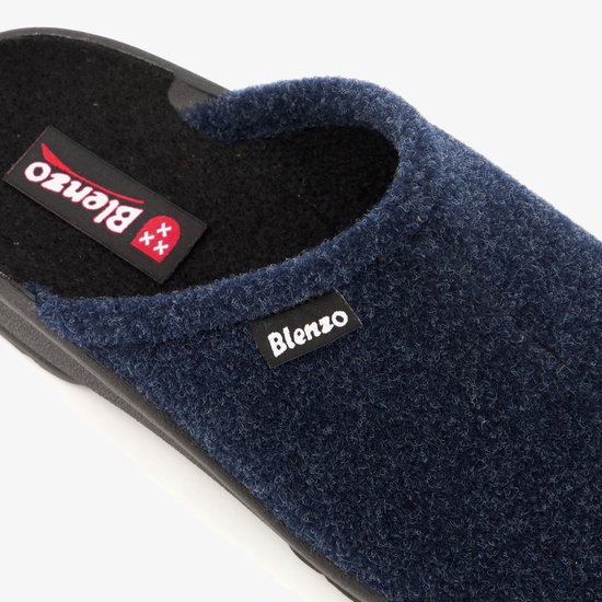 Detail van donkerblauwe Blenzo pantoffel met logo's op de binnenzool en zijkant.