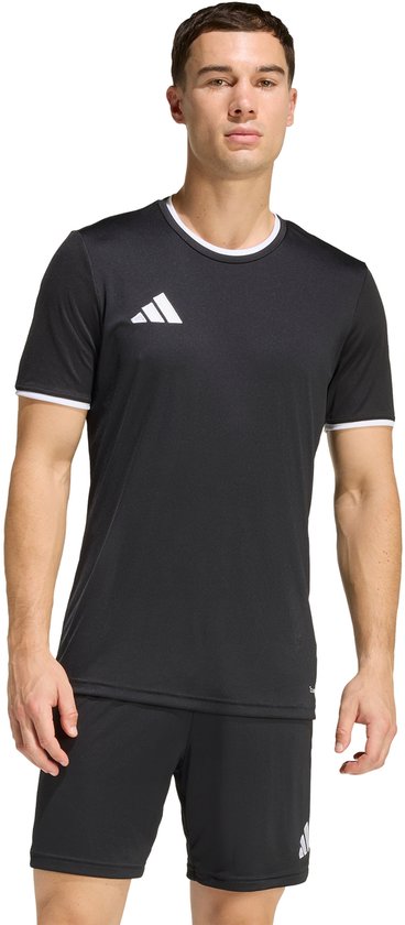 Man met zwart Adidas sportshirt met witte accenten, korte mouwen en ronde hals.