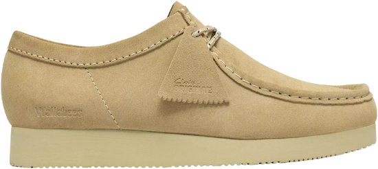 Beige Clarks Wallabee veterschoen van suède met kenmerkende stiksels, een crèmekleurige crêpezool en het Wallabee-logo.