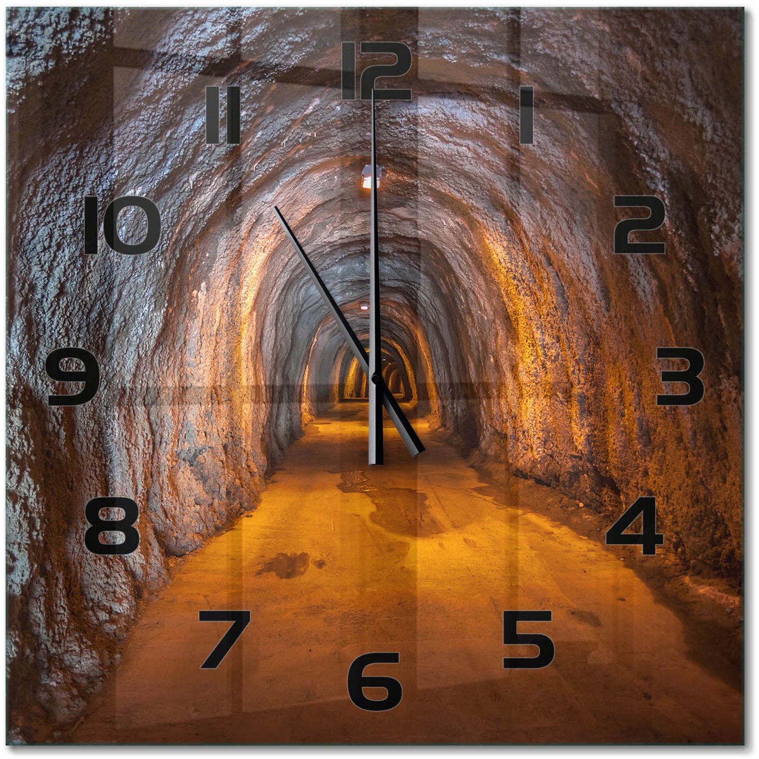 TULUP Wandklok - Ondergrondse tunnel Glazen Klok Met Print - 60x60 cm - Oranje Wandklok Glas Met Motief - Zwarte handen - Vierkante Klok - Wandklok Glas Decoratie - Gekleurde Glazen Klok