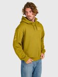 Man draagt een olijfgroene Brunotti hoodie met capuchon, zicht op de linkerzijkant en het logo op de mouw.