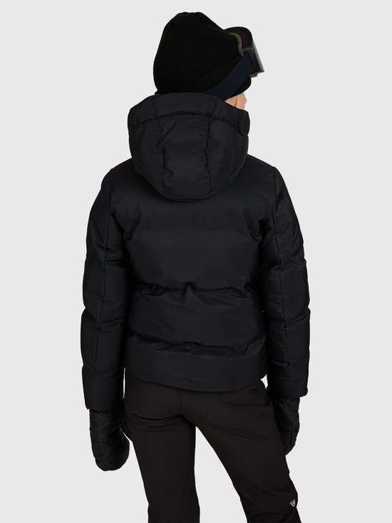 Achterkant van een zwart Brunotti-donsjack met capuchon, zwarte muts en skibril op een model.