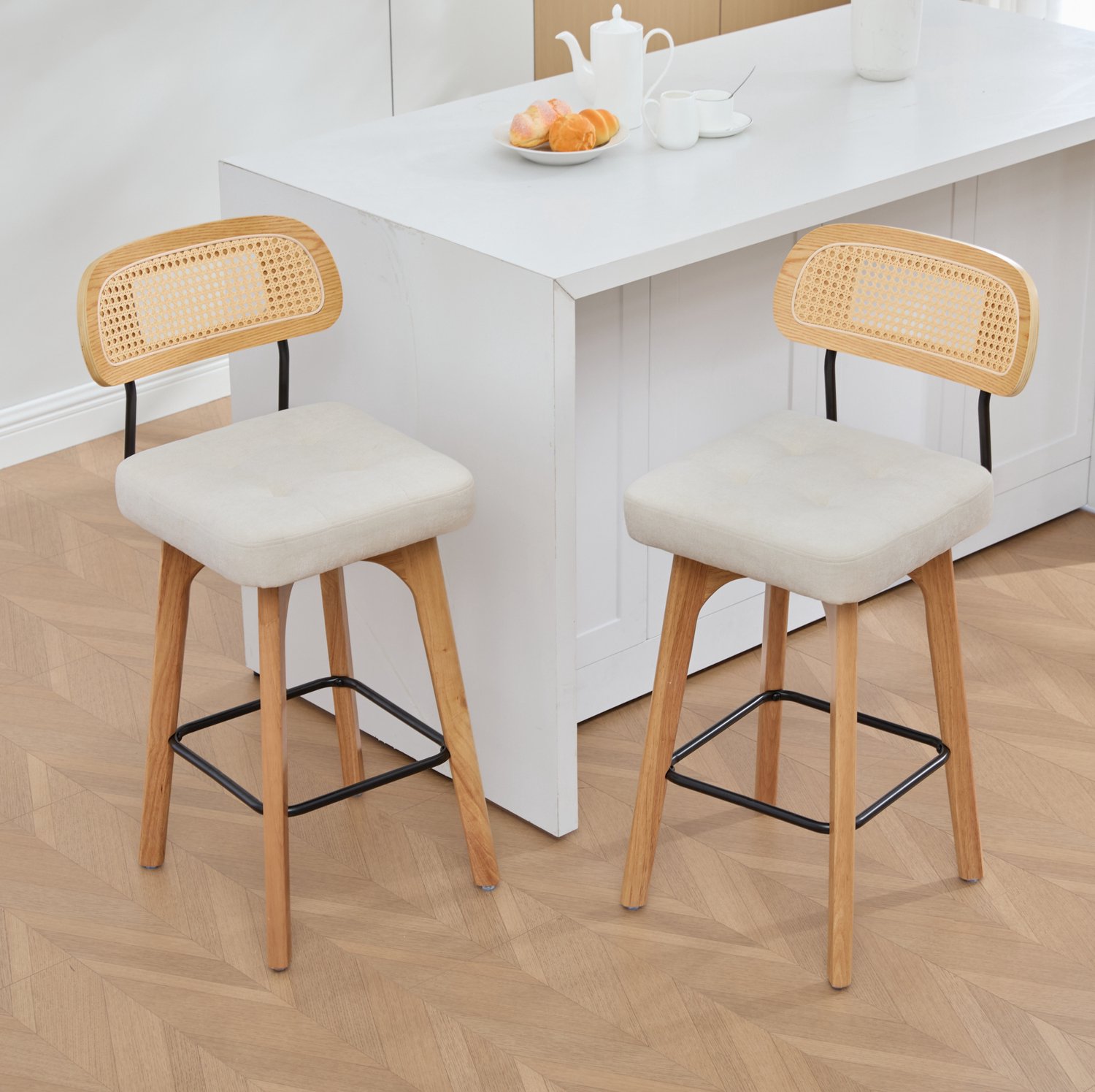 HAUSS SPOLE Barkrukken - Set van 2 - 360° Draaibaar met Rugleuning en Voetensteun - voor Keukeneiland en Ontbijtbar - Rotan en Chenille - Beige