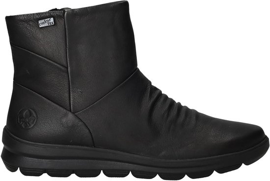 Zwarte leren enkellaars met Rieker-TEX logo en geplooide voorzijde op een platte zool.
