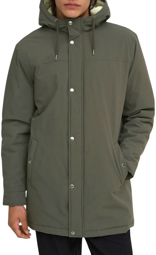 Olijfgroene parka met drukknoopsluiting en beige gevoerde capuchon, gedragen door een man.