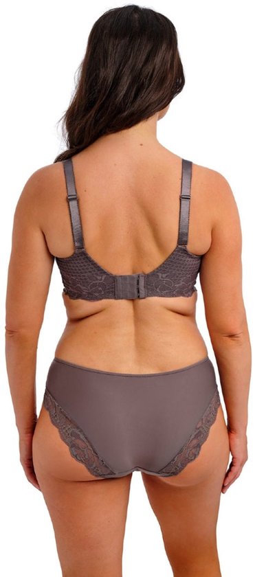 Achterkant van het model in een taupekleurige beugel-bh en slip met kanten afwerking.