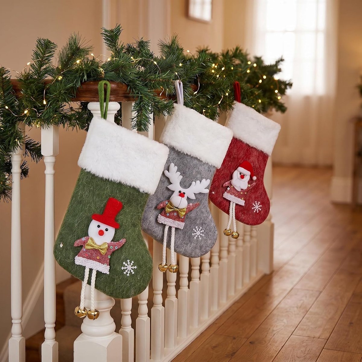 3 Stuks Delige Kerstkous Decoratie met Santa Sneeuwpop Rendier Zachte Polyester Schoorsteenkousen voor Feestelijke Schoorsteenversiering voor Families Kantoren