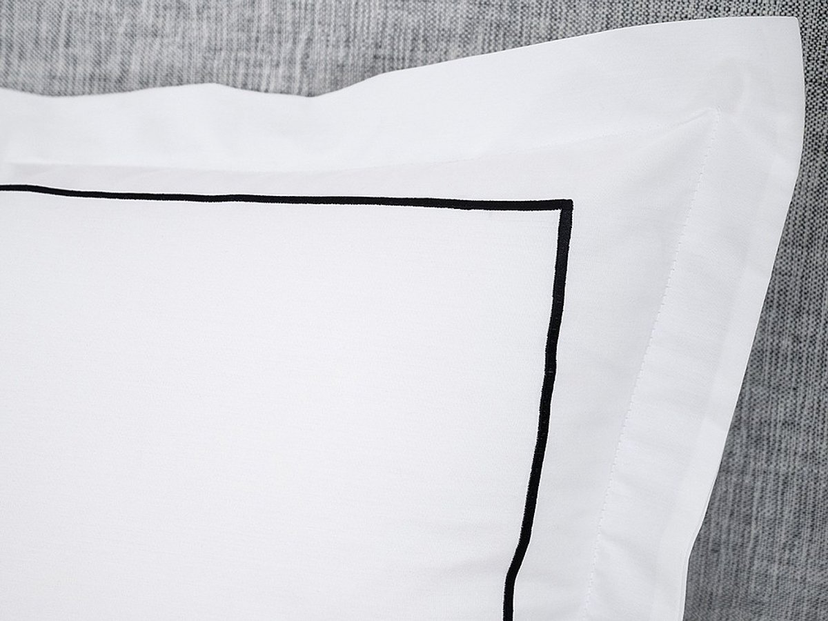 Vente-unique Bedlinnenset in katoenperkal 80 draden/cm² - Dekbedovertrek 240 x 260 cm + 2 kussenslopen - Wit met zwarte boordsteek - CHARMY van PALACIO