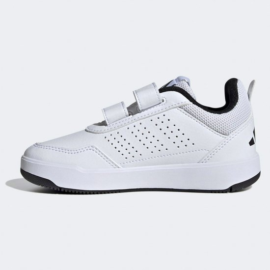 Witte kindersneakers met klittenbandsluiting, geperforeerde zijkanten en zwarte Adidas strepen.