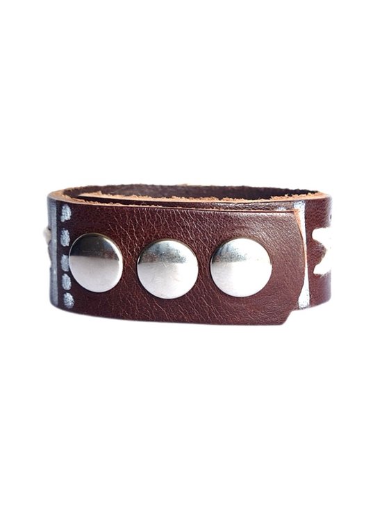 Bruin lederen armband met zilverkleurige studs en witte lijn-decoraties.