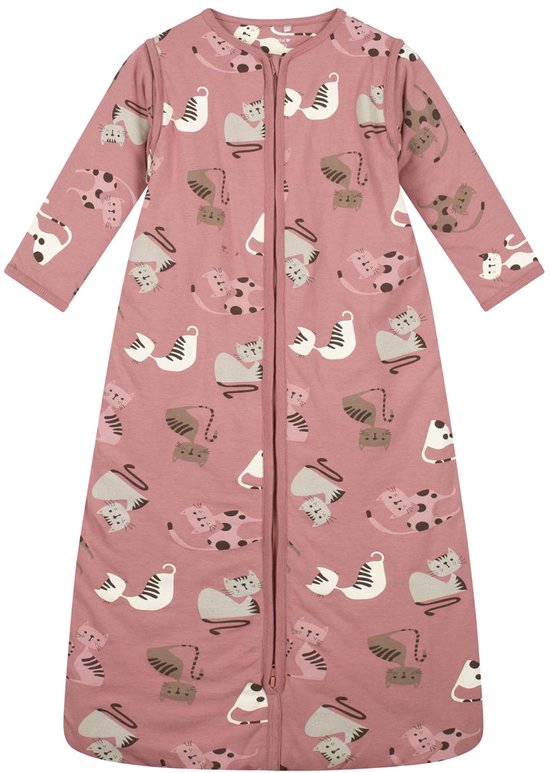 Roze slaapzak met lange mouwen en een all-over patroon van kleine katjes, voorzien van een centrale ritssluiting.