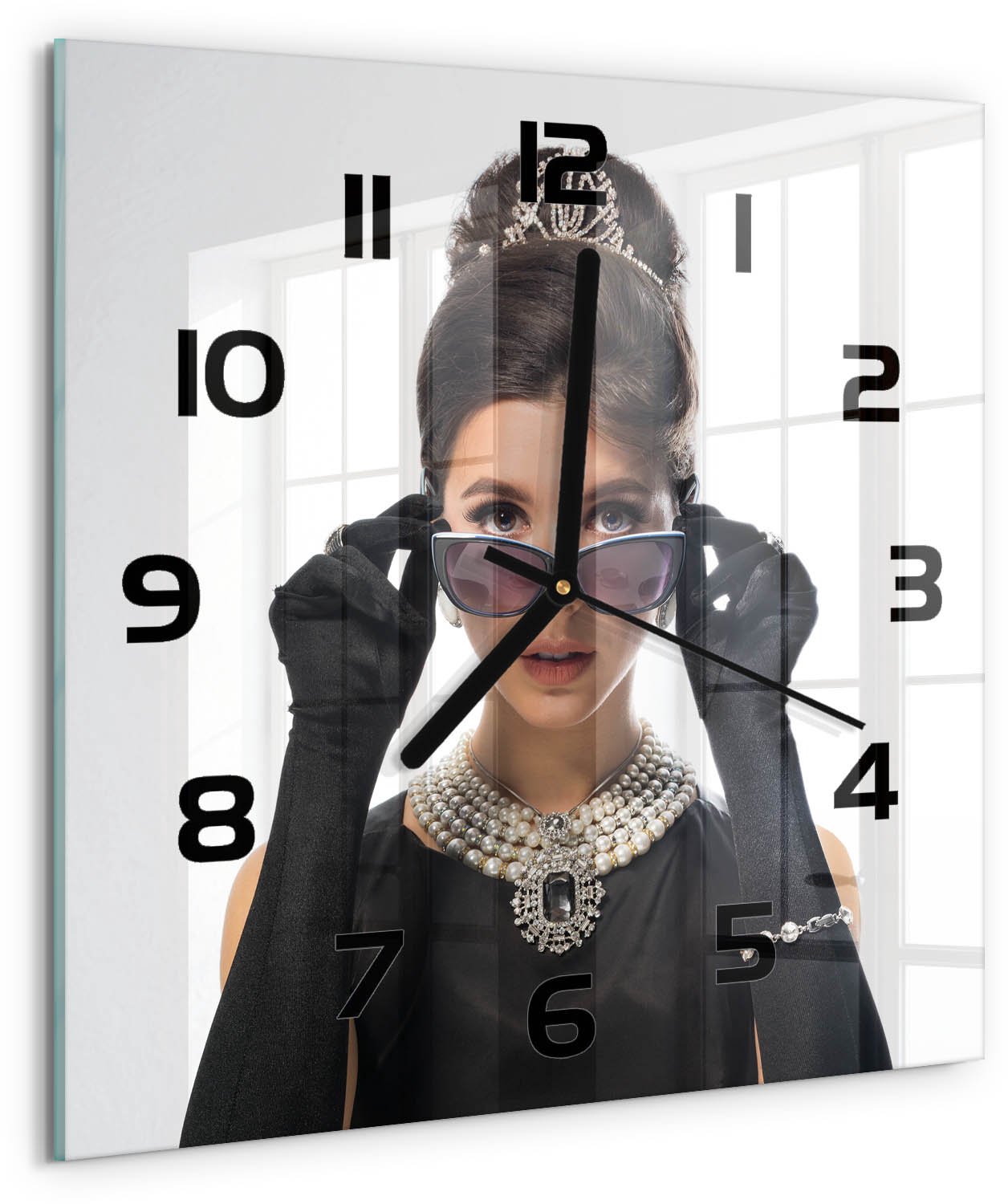 Tulup Wandklok - Vrouw met bril Gekleurde Glazen Klok - 30x30 cm - Zwart Glazen Klok Met Print - Zwarte handen - Vierkante Klok - Moderne Wandklok Glas - Wandklok Glas Decoratie