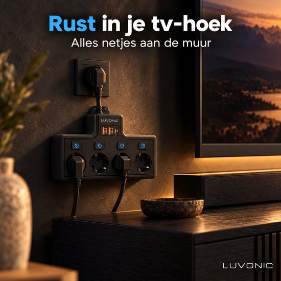 Zwarte Luvonic stekkerdoos aan de muur, met 2 stekkers aangesloten, bij een tv-meubel.