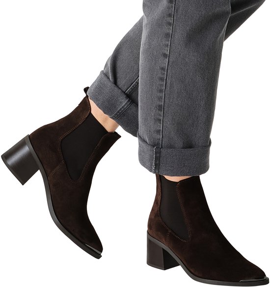 Bruine suède chelsea boots met spitse neus en blokhak, gedragen met een opgerolde grijze jeans.