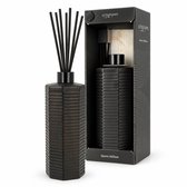 Scentchips – Geurstokjes Queen Million – 500 ml – Zwart – Luxe Glazen Ribbed Geurfles – Inclusief 7 Stokjes – Cadeauverpakking