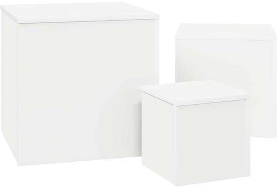 Drie witte bijzettafels van bewerkt hout in verschillende maten.