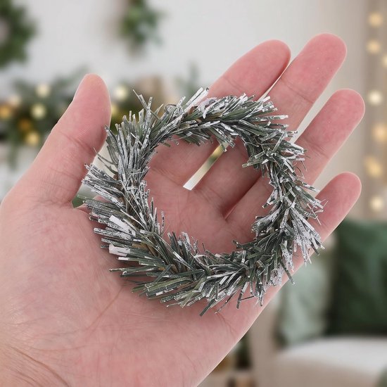12 Stuks Delige Mini Kerstkransen Kunststof Dennennaalden Duurzame Miniatuur Feestelijke Kransen voor Kastdecoratie Deurversiering Creatieve DIY Kerstdecoratie — afbeelding 2