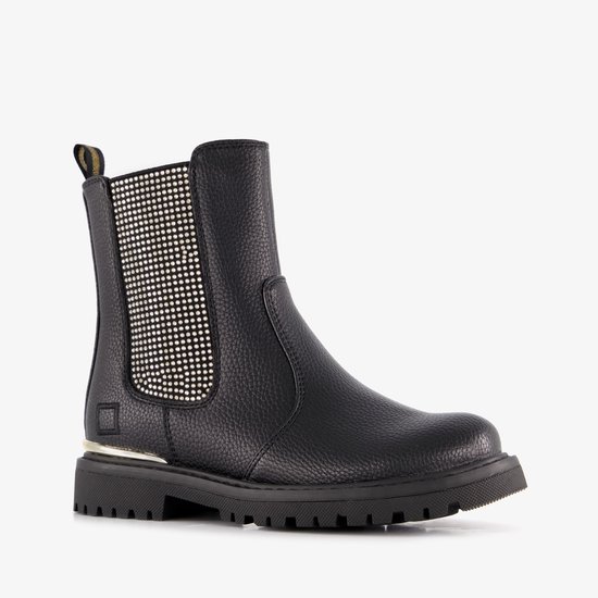 Zwarte laars met glinsterende studs, grove profielzool en een goudkleurig detail aan de achterkant.