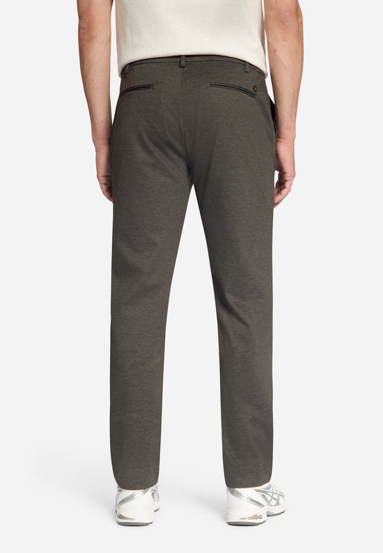 Achterkant van een man die een donkerbruine jersey pantalon draagt.