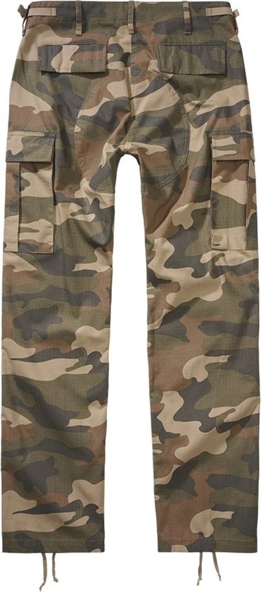 Achterkant van een camouflagecargo broek met groene, bruine en beige vlekken, met twee zakken op de bil.