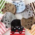 Close-up van diverse gestreepte sokken met geborduurde kattengezichten in verschillende kleuren.