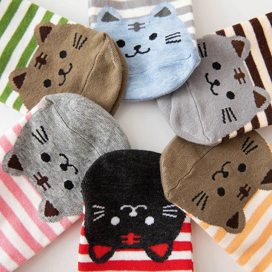 Close-up van diverse gestreepte sokken met geborduurde kattengezichten in verschillende kleuren.