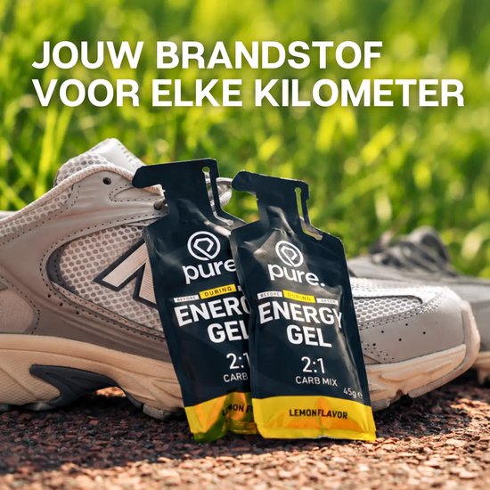Twee Pure. Energy Gel verpakkingen voor een grijze hardloopschoen op een onverharde ondergrond.