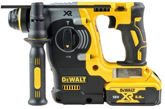 Zijaanzicht van de gele en zwarte DeWalt 18V XR boorhamer met 5Ah accu.
