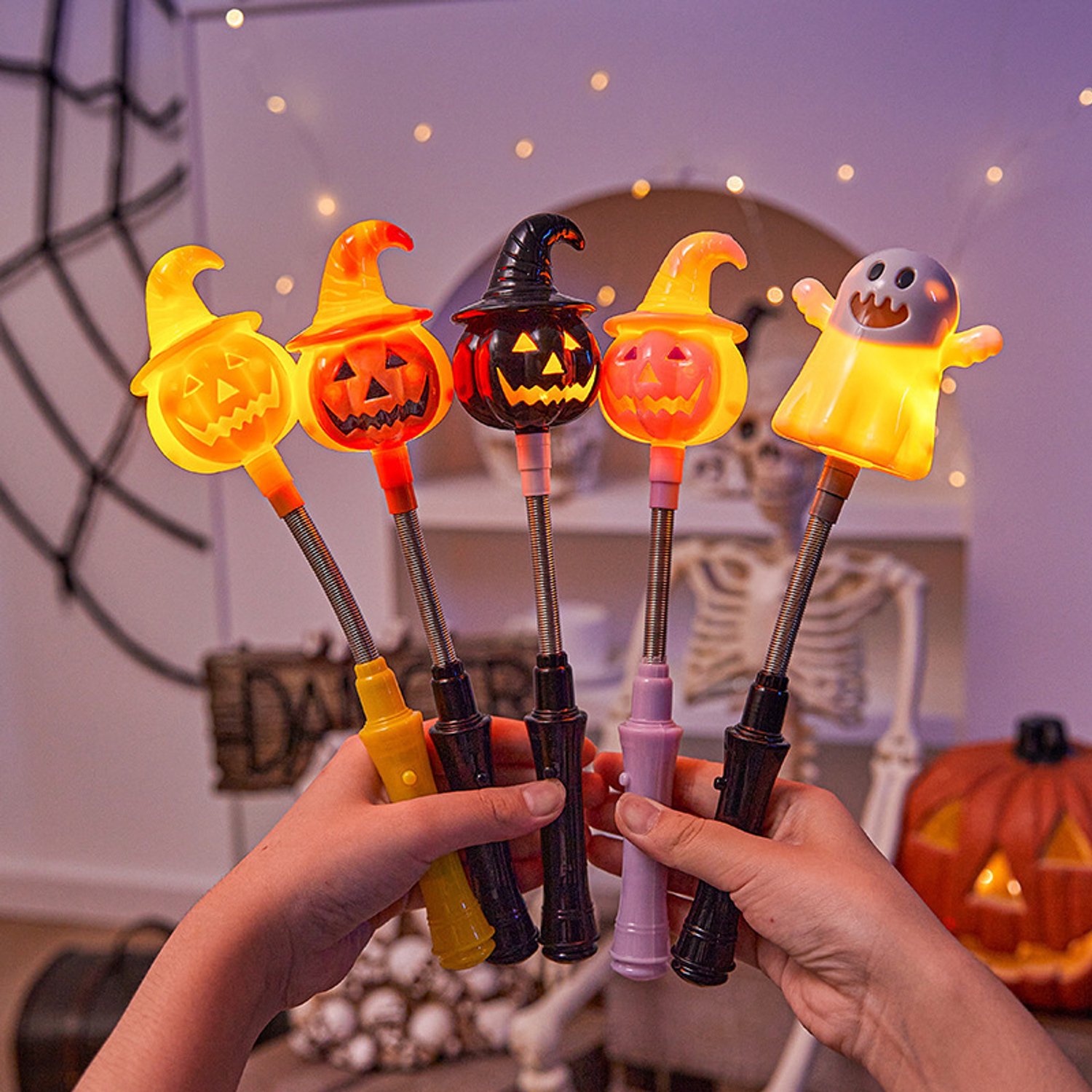 Lichtgevende Halloween-staven, set van 5 LED-glowsticks met pompoen- en spookmotieven, knipperende feestartikelen van 25 cm voor kinderen, 'trick-or-treat'-attributen, accessoires voor Halloween-kostuums en decoratie