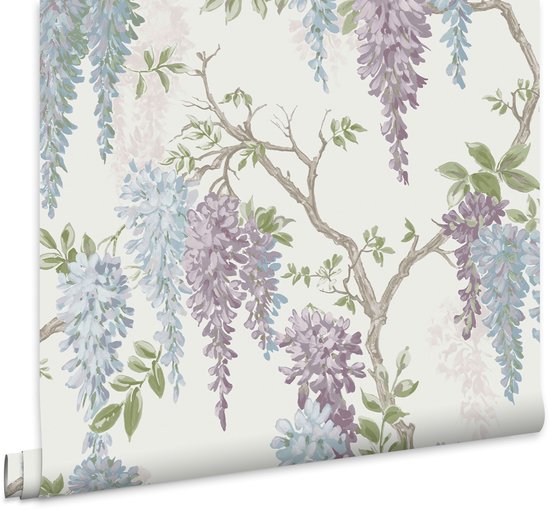 Behang met een delicaat patroon van blauwe en paarse bloemtrossen aan bruine takken, met groene bladeren, deels opgerold.