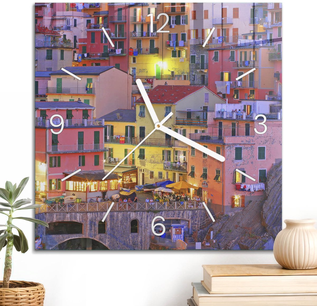 ArtPrintCave Oranje Glazen Klok - 30x30 cm - Wandklok Vierkant - Kleurrijk Dorp Wandklok Keuken - Architectuur Unieke Klok - Witte Klokwijzers