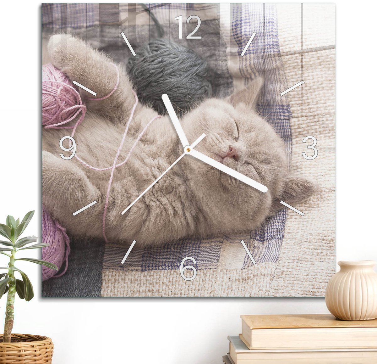 ArtPrintCave Beige Glazen Klok - 30x30 cm - Wandklok Vierkant - Kitten Dutje Wandklok Keuken - Texturen Unieke Klok - Witte Klokwijzers