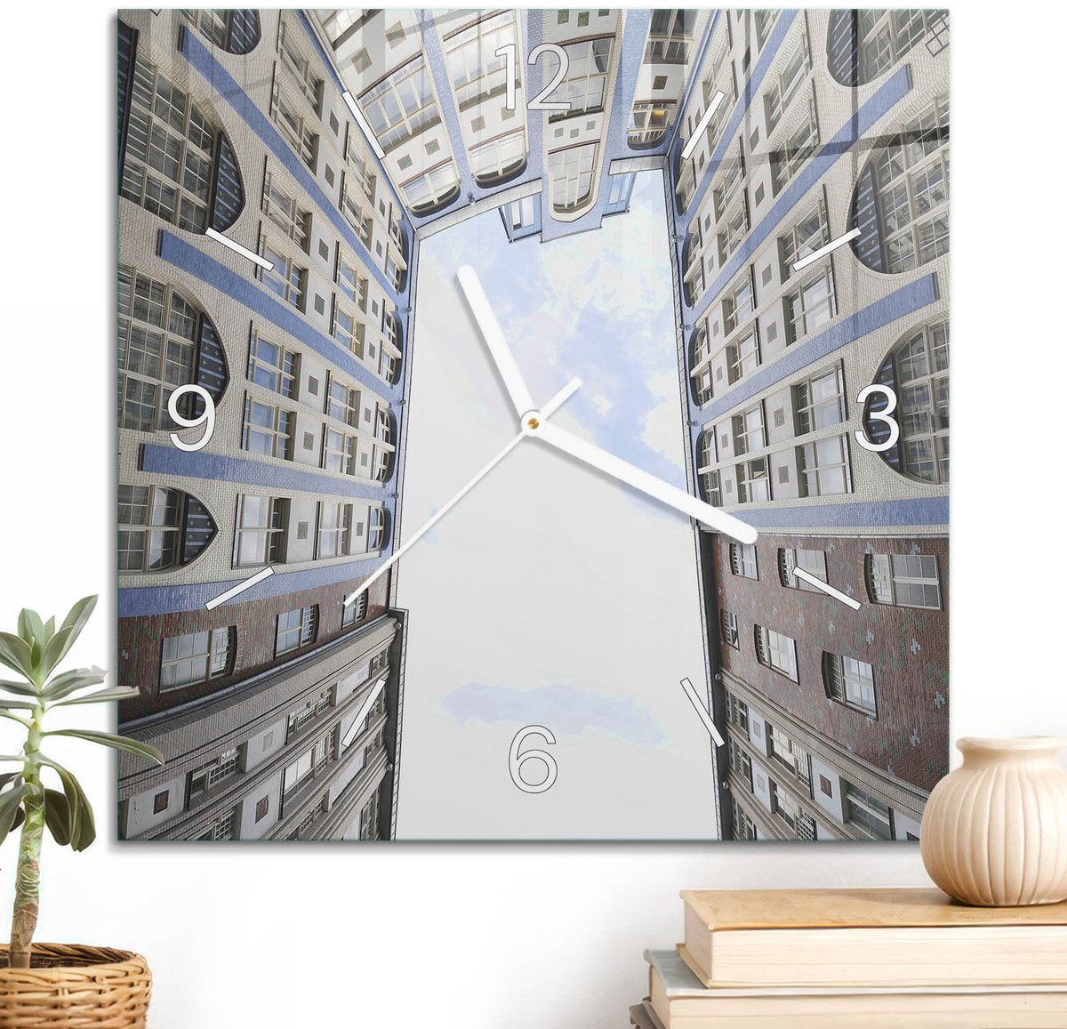 ArtPrintCave Wit Glazen Klok - 30x30 cm - Wandklok Vierkant - Interieur Van De Binnenplaats Wandklok Keuken - Achtergronden En Patronen Unieke Klok - Witte Klokwijzers