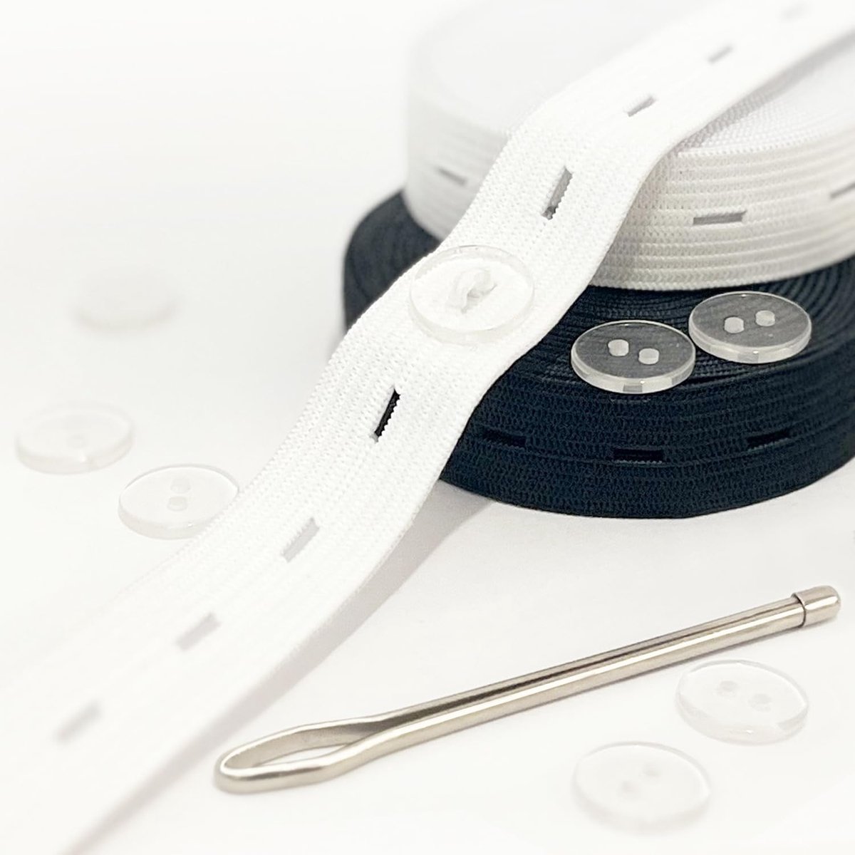 Naad plat, accessoire per meter. Brede verstelbare elastische band met knoopsluiting, 1 m in wit, 1 m in zwart, 15 mm breed. Met 4 duurzame transparante knopen, 1 veterlus