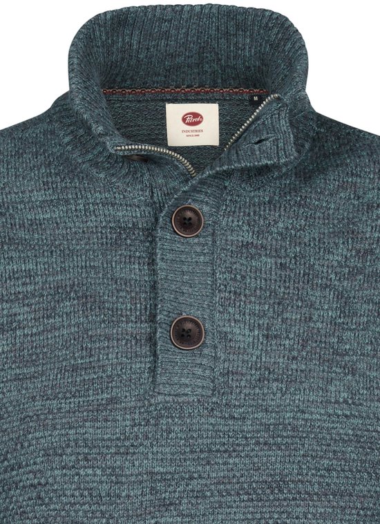 Detailopname van een donkerblauwe, gemêleerde trui met staande kraag, rits en knoopsluiting.