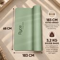 Afmetingen van een saliegroene yogamat: 183 cm lang en 68 cm breed, 5 mm dik, 3,2 kg.